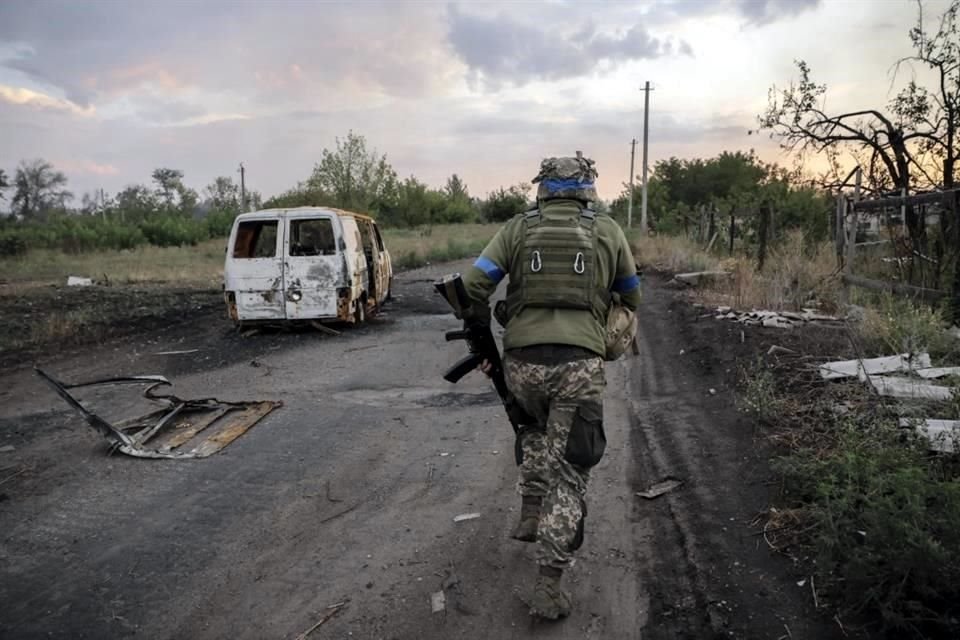 Ucrania lanzó un asalto terrestre sorpresa contra Rusia con tropas y vehículos blindados, en una incursión sin precedentes.