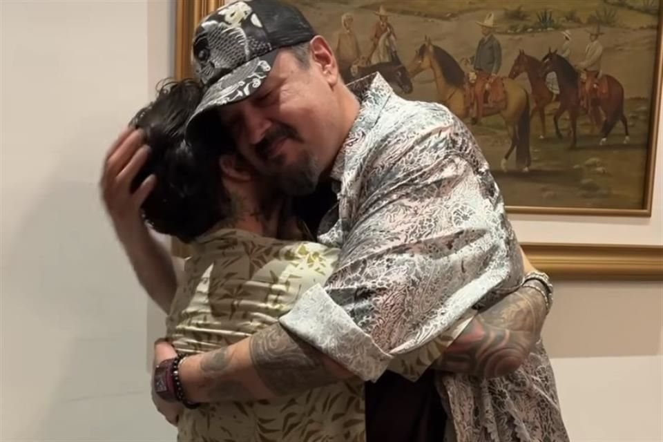 Pepe Aguilar recibió un cálido abrazo de su yerno.