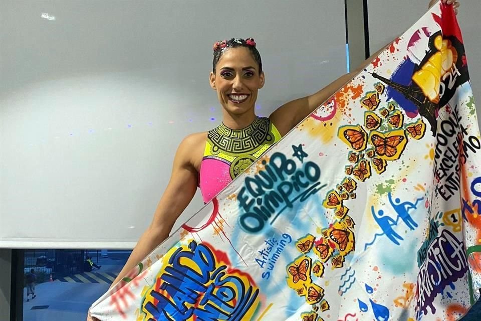 Diosdado posa con la toalla que vendió el equipo de nado artístico, que suman 8 mil 500 ventas.