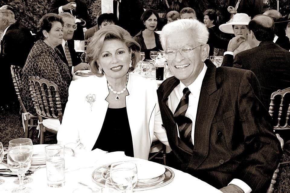CON SU ESPOSA. Gloria Alicia Acosta Gómez