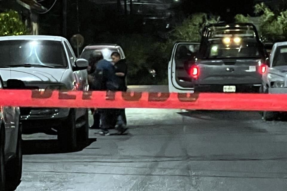 Luego de revisar a las víctimas, los paramédicos confirmaron la muerte de uno de ellos.