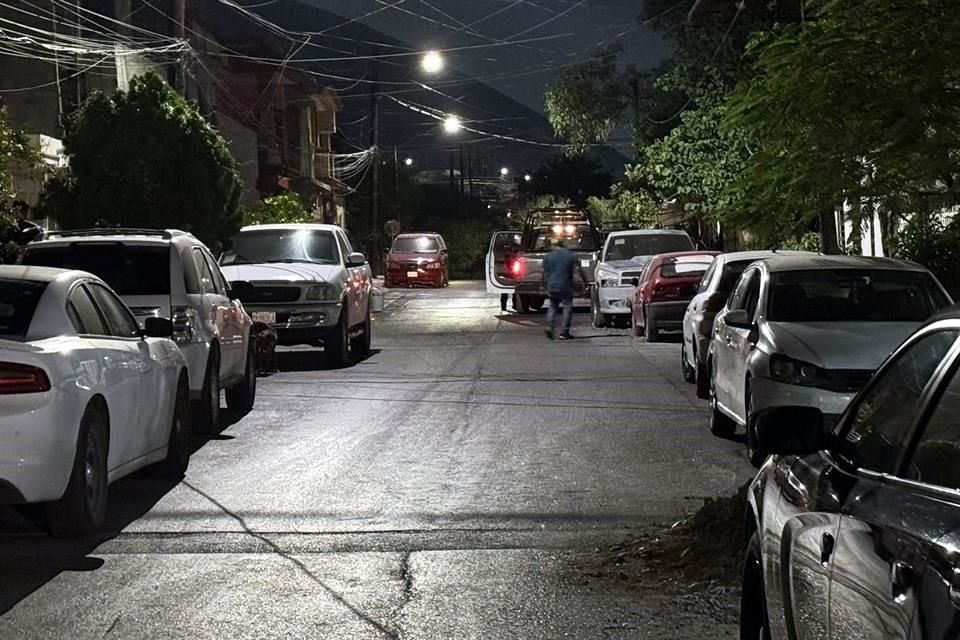 Luego de revisar a las víctimas, los paramédicos confirmaron la muerte de uno de ellos.