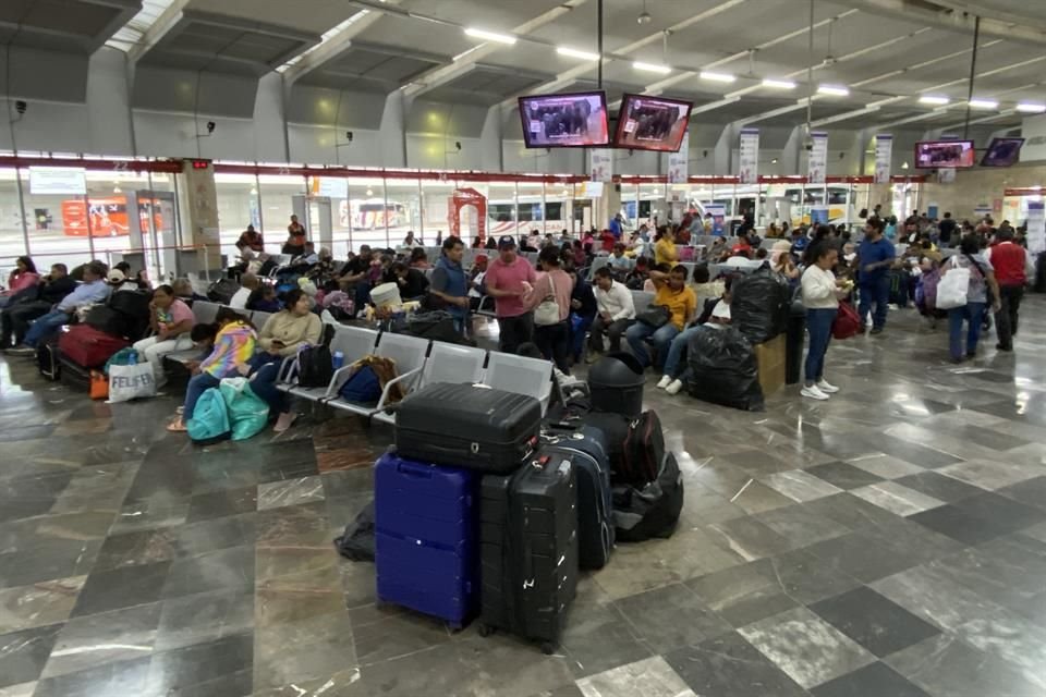 Cientos de viajeros quedaron varados en la Terminal de Autobuses de Pasajeros de Oriente TAPO, tras el bloqueo de la Autopista México-Puebla.