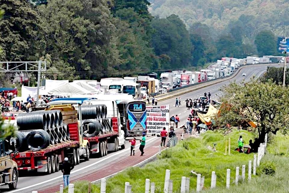 Debido a protestas de ejidatarios que exigen indemnización por tierras, carreteras de México a Puebla están bloqueadas desde hace 2 días.