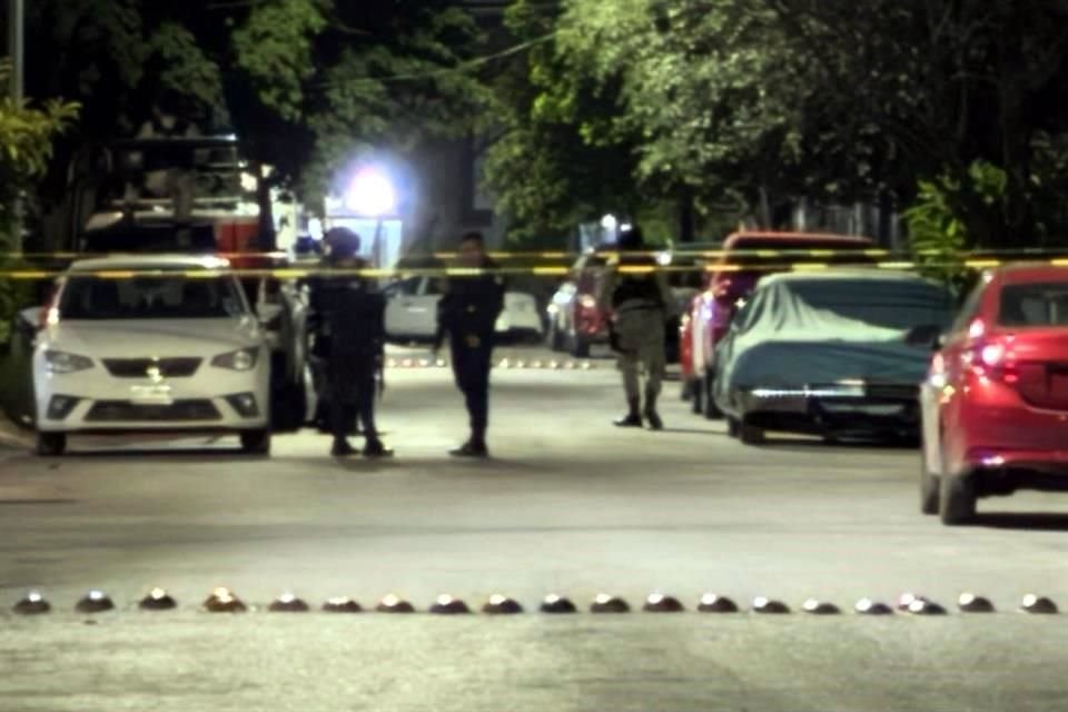 A las 21:20 horas, fue reportado el ataque a balazos contra un joven quien resultó herido cuando caminaba por las calles de Cruz Angorada y Cruz Griega, en la Colonia Hacienda Los Pinos, en Apodaca.