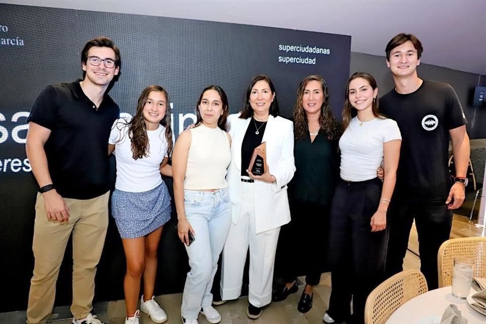 Patricio Lozano, Sofía Lozano, Camila Aguilar, Ángeles Favela, Martha Favela, Camila Garza y Marcelo Lozano