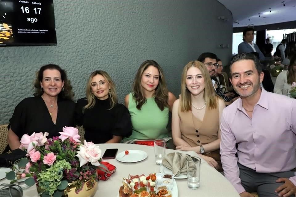 Karla Ferrigno de Jiménez, Lourdes Tirado de Becerra, Leslie Novak, Gaby Espinosa de Kuri y Luis Guajardo