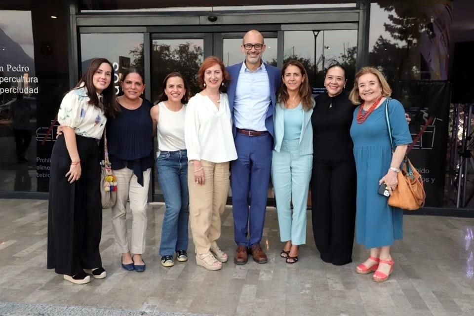 Martha Reynoso, Roble García, Vivianne Clariond, Martha Sañudo, Miguel Treviño, Irene Ovalle, Corina Galdames y Muñe Yturria