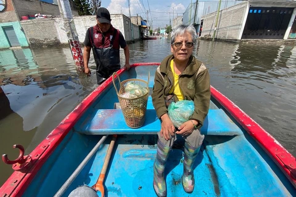 Vecinos de Chalco son ayudados con lanchas para su transportación dentro del Municipio por inundación.