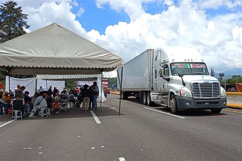 Un grupo de señoras recorren las carpas y se sientan donde pueden en el bloqueo de la Autopista México-Puebla.