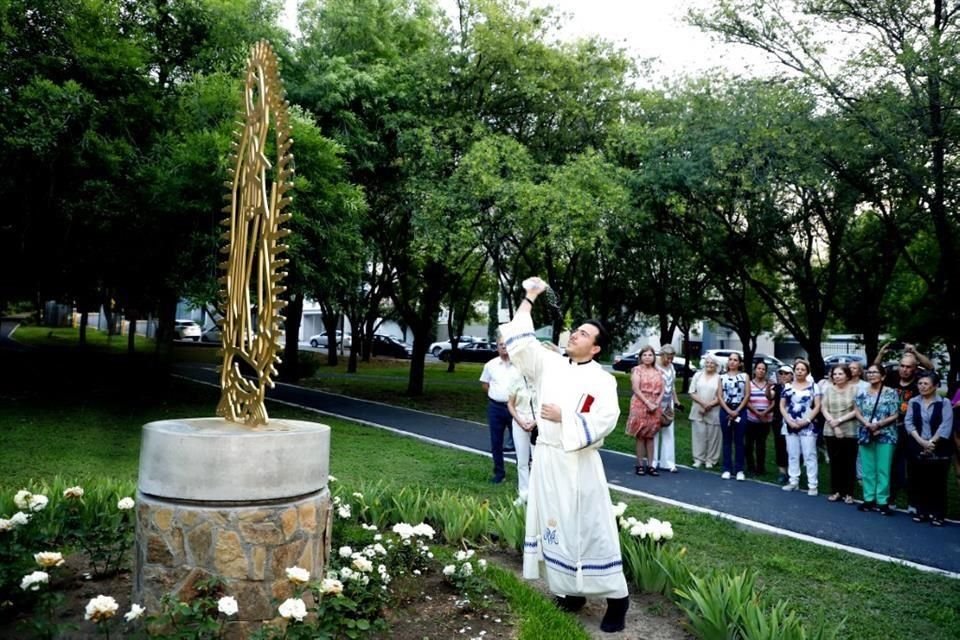 Vecinos asistieron a ceremonia religiosa para bendecir la figura de la Virgen de Guadalupe