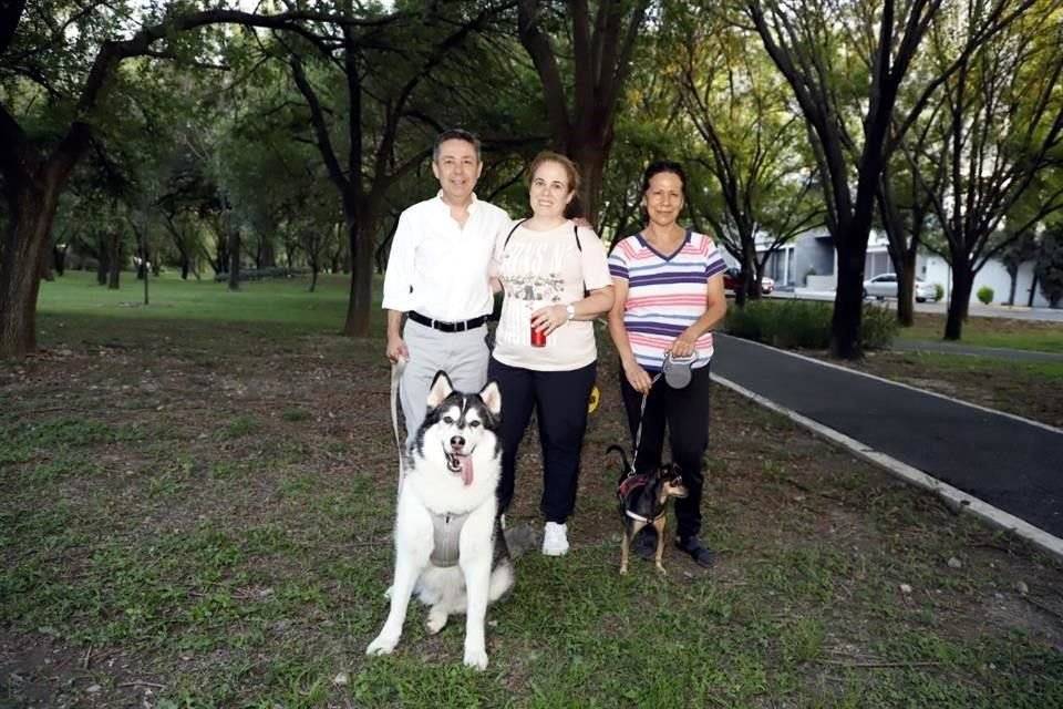 Jacobo Martínez, Paulina Estrada y Socorro Ruiz con Nala y Rocky