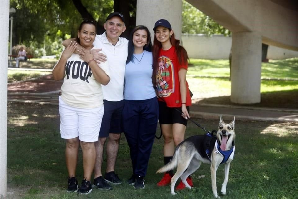 Thelma Franco, Miguel Guerrero, Paola Guerrero y Sofía Guerrero con Sally