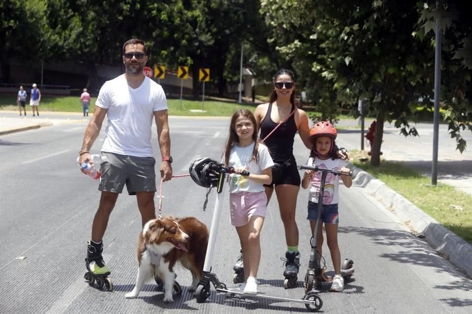 Virgilio Lozano, Gaby Peña, Zoe Lozano, Zury Lozano con 'Tuna'