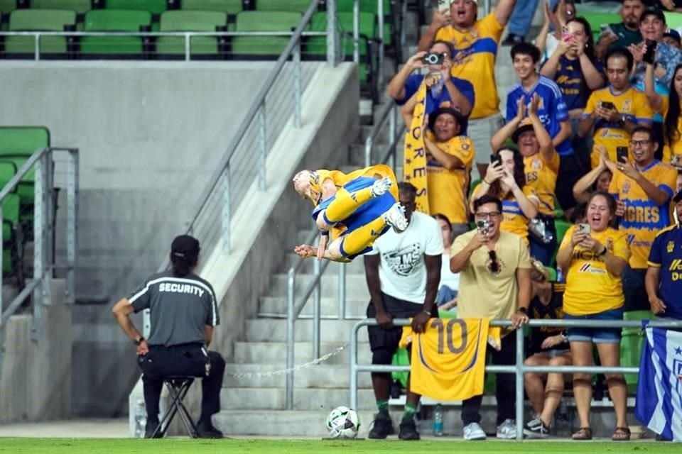 El 'Chelo' celebró con su estilo acrobático.