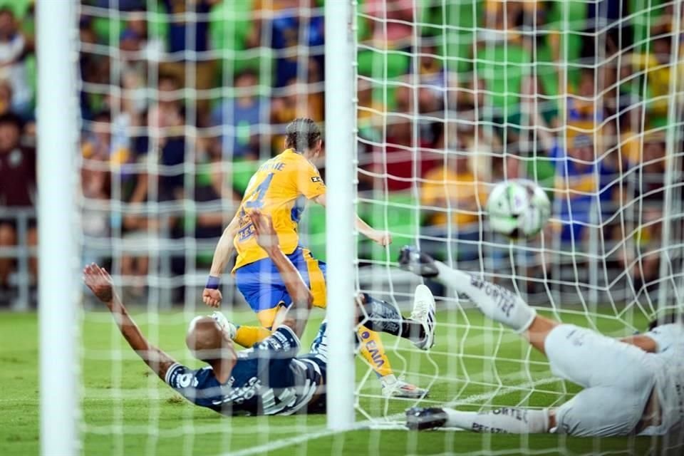 Marcelo Flores tenía 3 minutos en la cancha cuando marcó el gol.