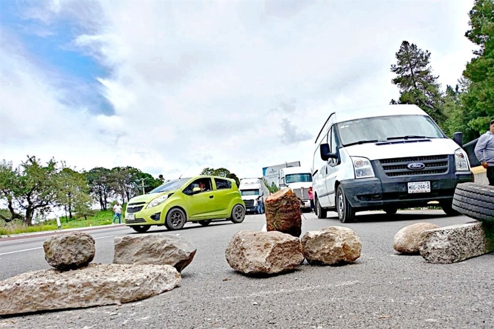 A CUENTA GOTAS. Por tercer día consecutivo, los bloqueos se mantuvieron en la México-Puebla, aunque se liberó intermitentemente un carril.