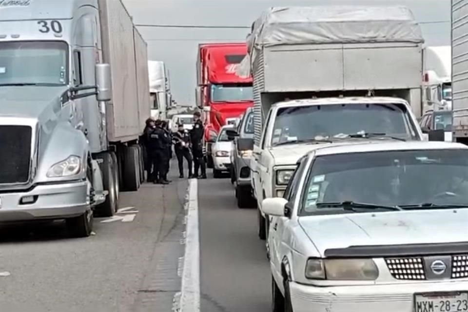 Automovilistas y transportistas relataron la 'pesadilla' que sufrieron debido al bloqueo de ejidatarios en la  Autopista México-Puebla.