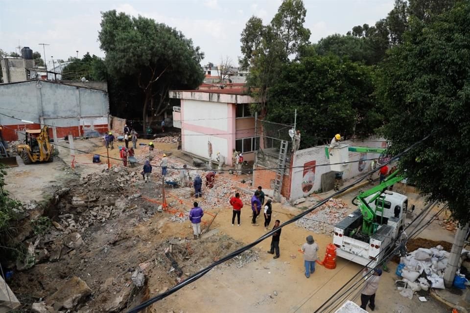 Vecinos de Iztapalapa despertaron con un hundimiento en Lomas de San Lorenzo, por lo que las autoridades deberán abrir la zona para rellenarlo. 