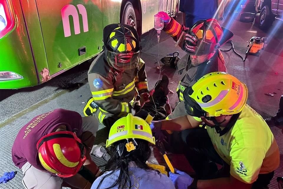 El lesionado, quien no fue identificado y de 64 años, quedó debajo de la unidad tras el accidente.