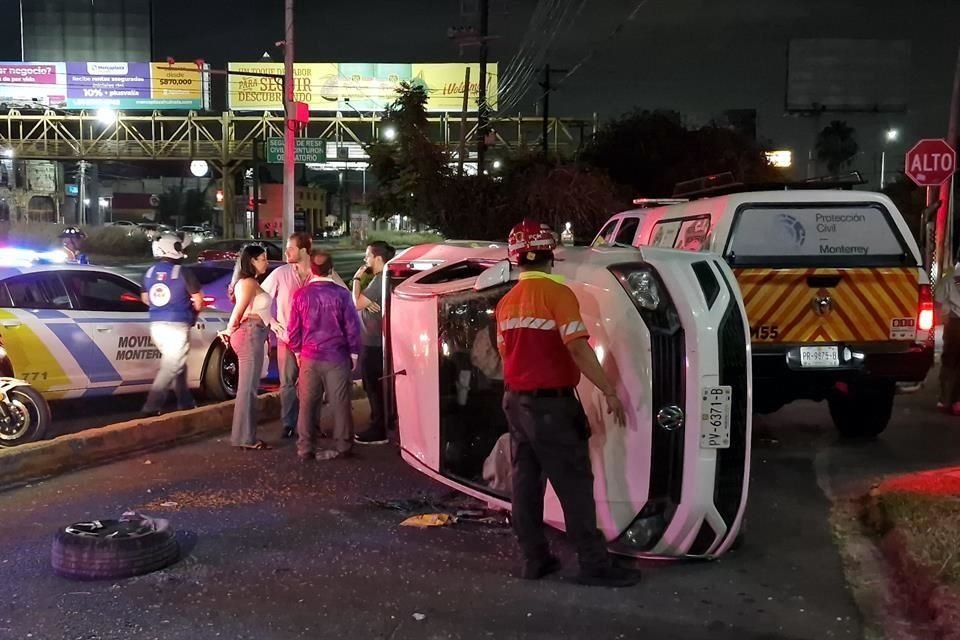 En el lugar quedó una camioneta pick up Robust, volcada en la lateral de Garza Sada, y a unos metros, un auto Kia, rojo.