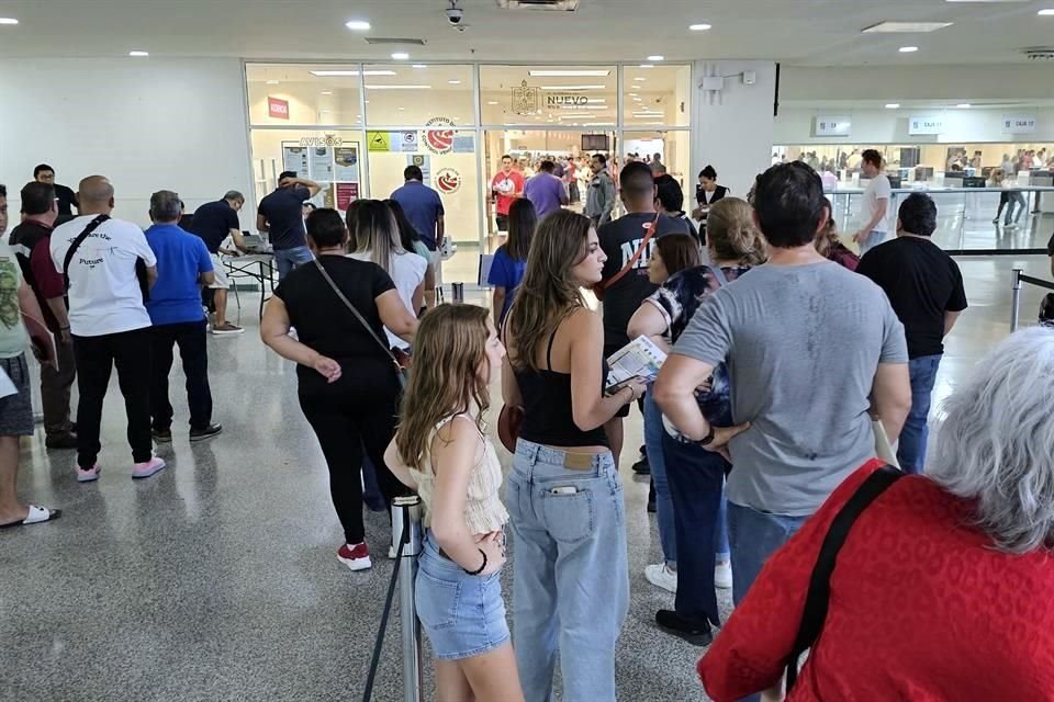 La única sede del ICV abierta en el Área Metropolitana se saturó hoy al recibir un alta demanda de usuarios.
