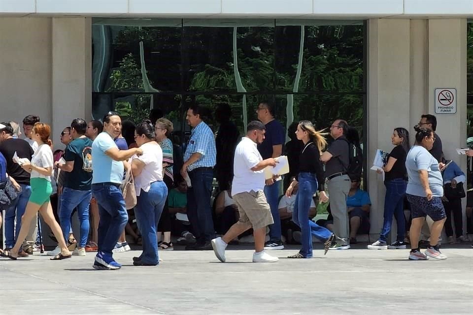Los usuarios molestos por hacer fila pidieron que los sábados se abran más sedes.