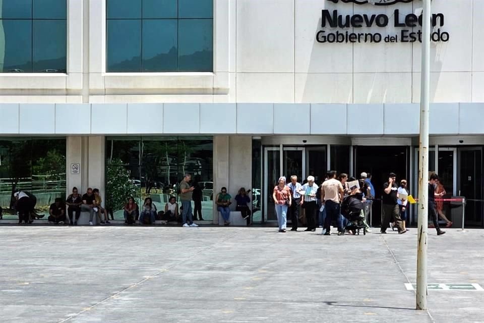 La única sede del ICV abierta en el Área Metropolitana se saturó hoy al recibir un alta demanda de usuarios.