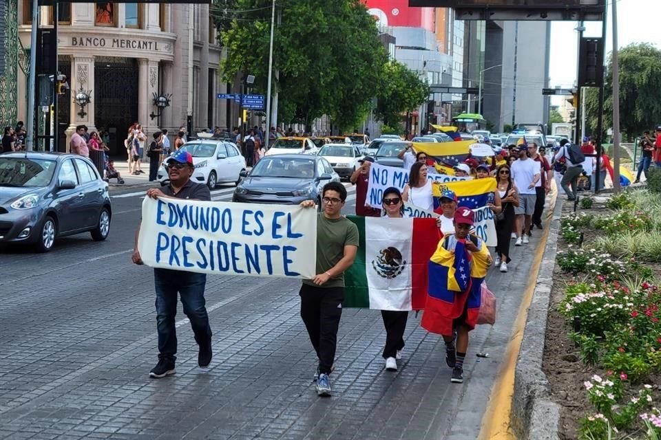 El grupo de venezolanos se reunió en el cruce de Zaragoza y Juan Ignacio Ramón, en el Centro de Monterrey.