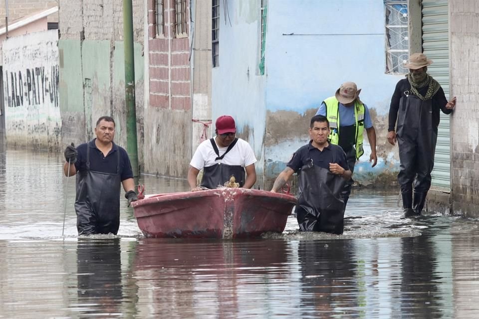 TRASLADOS. Desde el jueves, los habitantes realizan sus recorridos en lancha, en las zonas más afectadas.