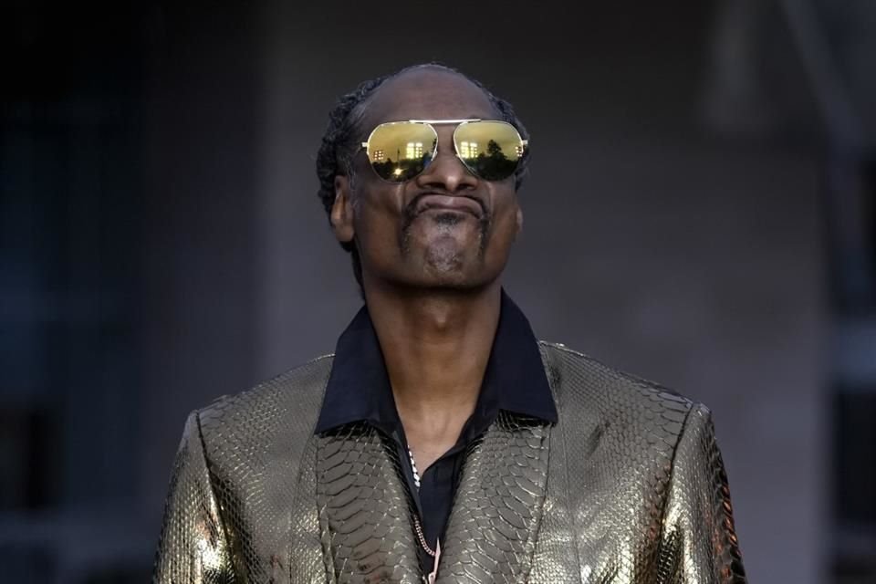 Snoop Dogg también estuvo presente en una ceremonia encabezada por la firma Louis Vuitton, antes de la ceremonia de apertura de los Juegos Olímpicos.