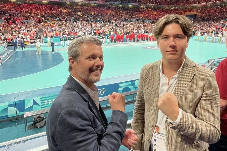 El Rey Federico X y su hijo, el Príncipe Christian, celebraron el oro del equipo de balonmano de Dinamarca en los Juegos Olímpicos de París.