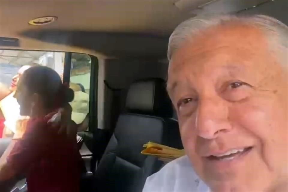 El Presidente habló sobre la Oposición en camino a un acto en Tepic.