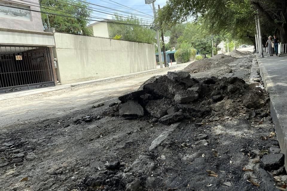 La calle Óscar F. Castrillón está llena de montones de tierra y desniveles, luego de que quitaron el asfalto y no han recarpeteado.