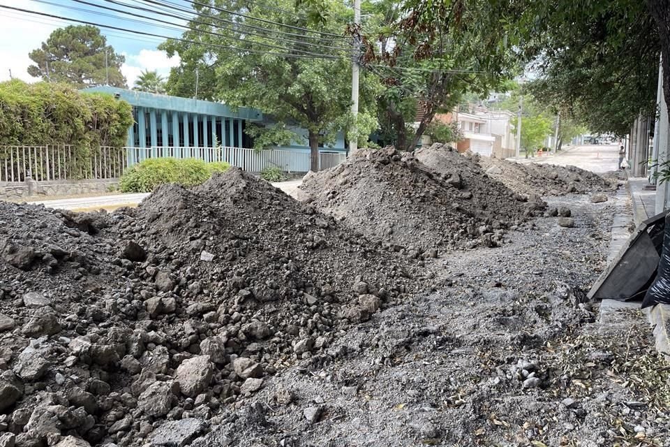 La calle Óscar F. Castrillón está llena de montones de tierra y desniveles, luego de que quitaron el asfalto y no han recarpeteado.