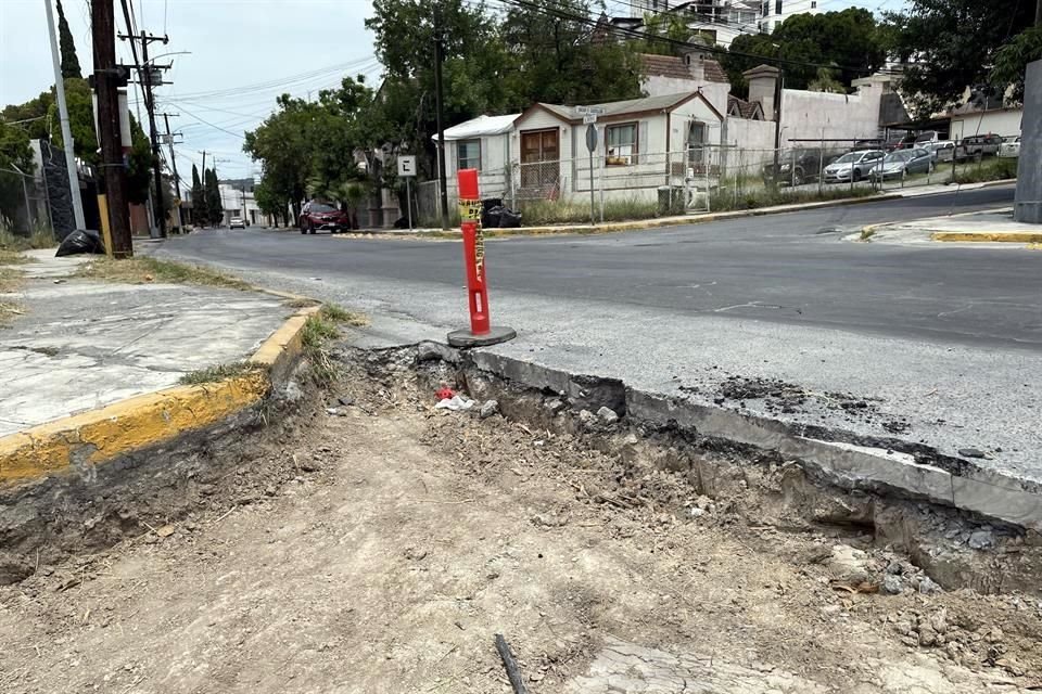 La calle Óscar F. Castrillón está llena de montones de tierra y desniveles, luego de que quitaron el asfalto y no han recarpeteado.