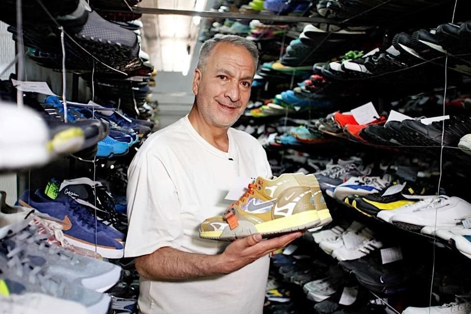 Esteban del Hierro, coleccionista de Tenis.