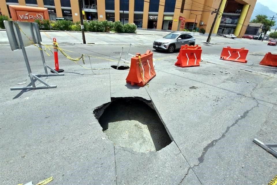 En Constituyentes de Nuevo León y Vía a Tampico se formó un socavón desde hace más de un mes y medio, y está lleno de aguas negras.