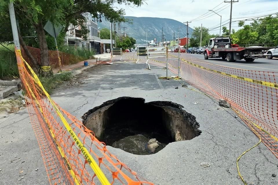 El socavón en la Avenida Lerdo de Tejada deja ver la fuga en la tubería de drenaje sanitario, en la Colonia Residencial Tabachines.