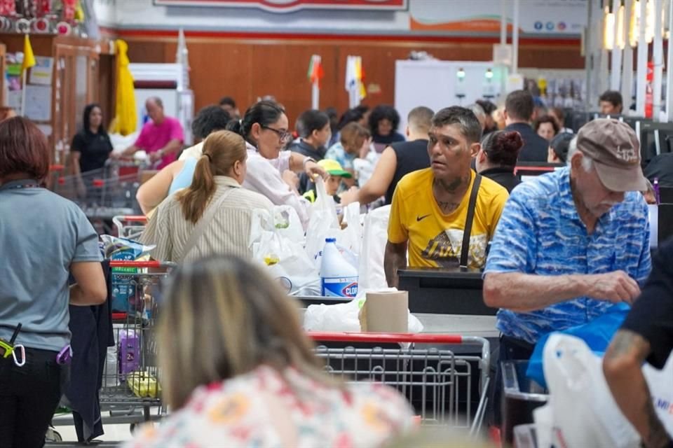 Un supermercado lleno en Guaynabo, Puerto Rico, a medida que la gente se prepara para la llegada de la tormenta tropical 'Ernesto', que podría convertirse en huracán.