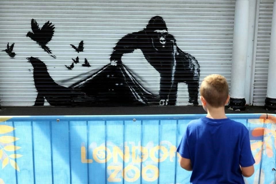 Personal del parque aseguró que conservarán el grafiti; hasta el lugar llegaron adultos y niños a admirar la nueva obra de Banksy.