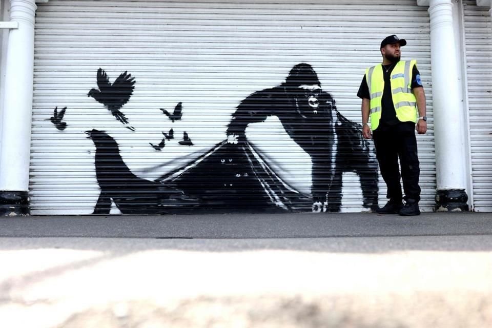 Según la BBC, que citó al equipo de Banksy, la imagen del gorila es la pieza final de la serie que comenzó con una cabra pintada en una fachada del barrio de Richmond.