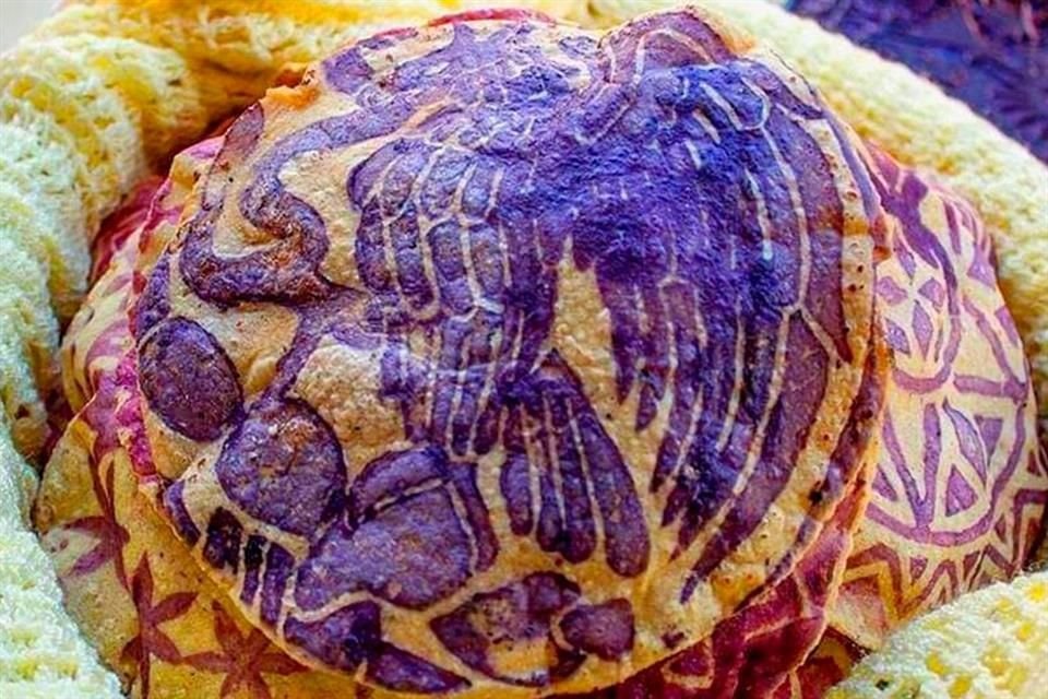 La tortilla ceremonial es elaborada con maíz criollo nixtamalizado y adornada con un sello único pintado con muicle.