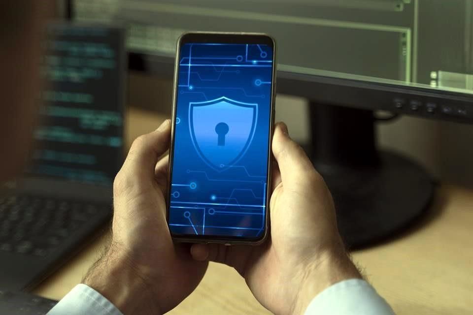 Legislaciones europeas mantienen privadas cuentas de menores de edad y protegen a usuarios de publicidad y riesgos en internet.