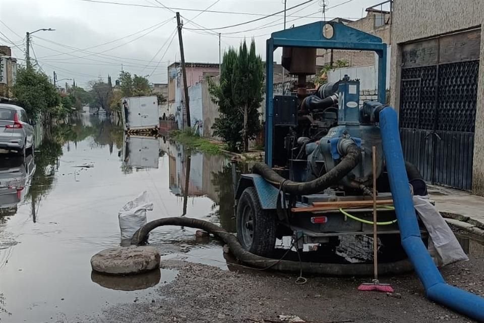 A un día de que las anegaciones cumplan 15 días, vecinos de Chalco se mantienen en la emergencia. 