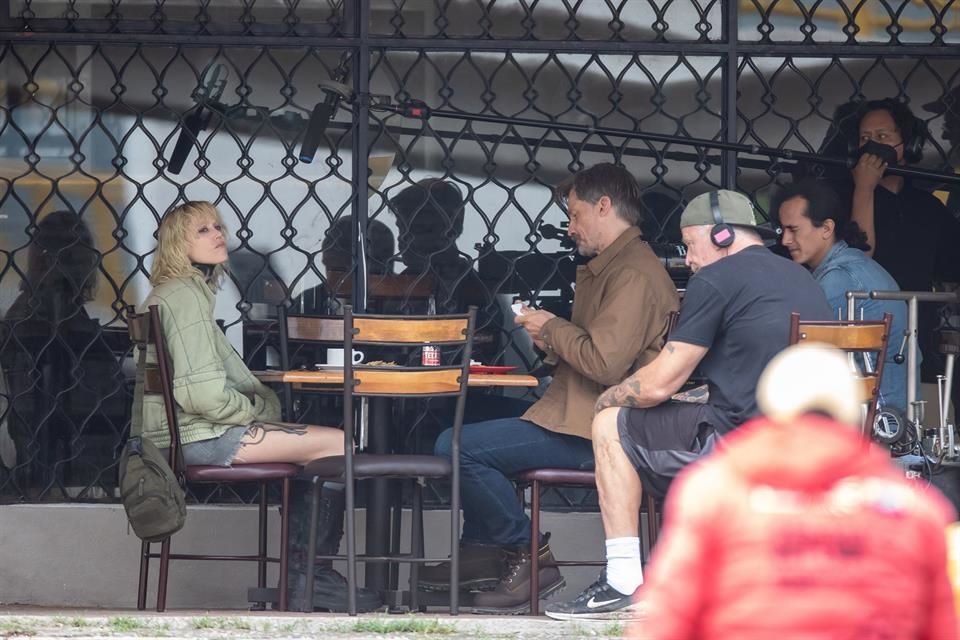 Los actores Nikolaj Coster-Waldau, Maika Monroe y Paul Johansson, y el director Nick Cassavetes, se contagiaron en la filmación de 'God Is a Bullet'.