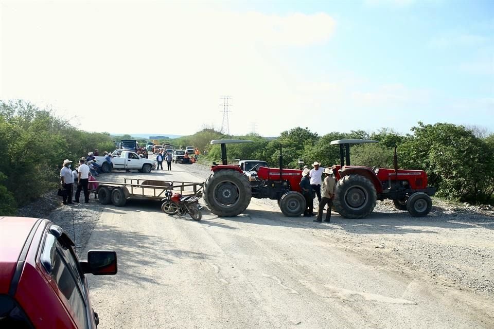 Con tractores y camionetas, los ejidatarios impidieron el paso a trabajadores de la presa.