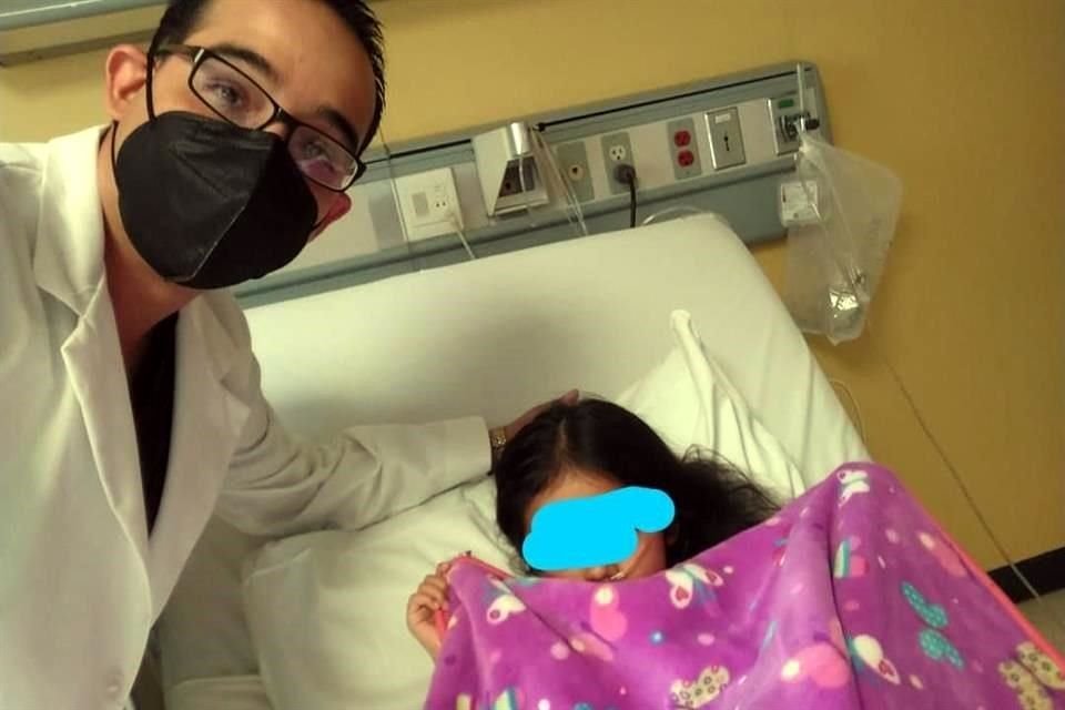 Asegurando tener autorización de familiares y cubriendo el rostro, el médico Mario Alberto Castillo publicó la foto de una niña que pasó cuatro días intubada, así como una radiografía.
