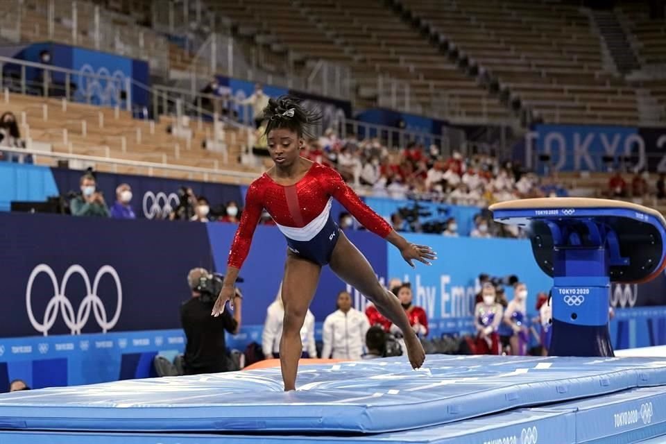 Simone Biles así aterrizó en salto de caballo previo a marcharse con el doctor del equipo de Estados Unidos.