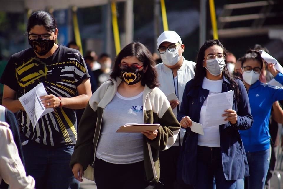 Jóvenes acuden a su cita de vacunación en Campo Marte.